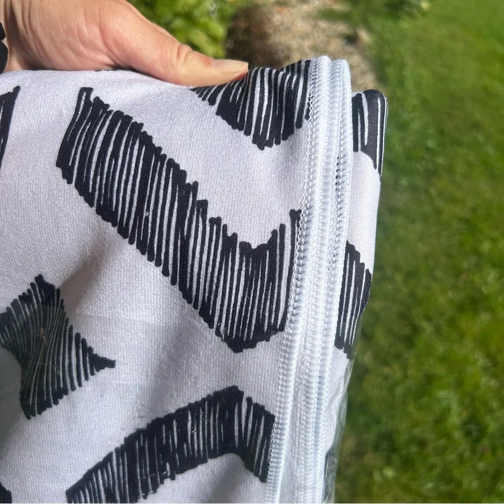 ZYIA Sedona Tasseled Resort White and Black Patterned Beach Pool Towel NEW